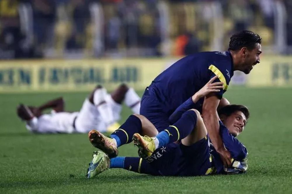 Mesut Özil, rüya kadrosuna iki Türk futbolcu ekledi! İşte yıldızlar karması... 12