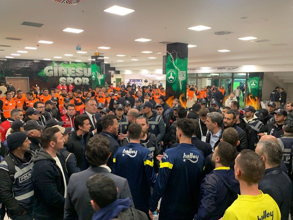 Giresunspor - Fenerbahçe maçında ortalık karıştı! Sarı-Lacivertliler'e polis koruması eşlik etti... 1