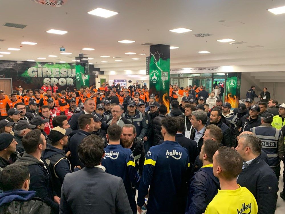 Giresunspor - Fenerbahçe maçında ortalık karıştı! Sarı-Lacivertliler'e polis koruması eşlik etti... 2