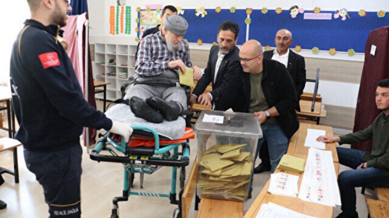 Oy verme işlemi devam ediyor! Hastalar, sedye ile getirildikleri okullarda oyunu kullandılar 3