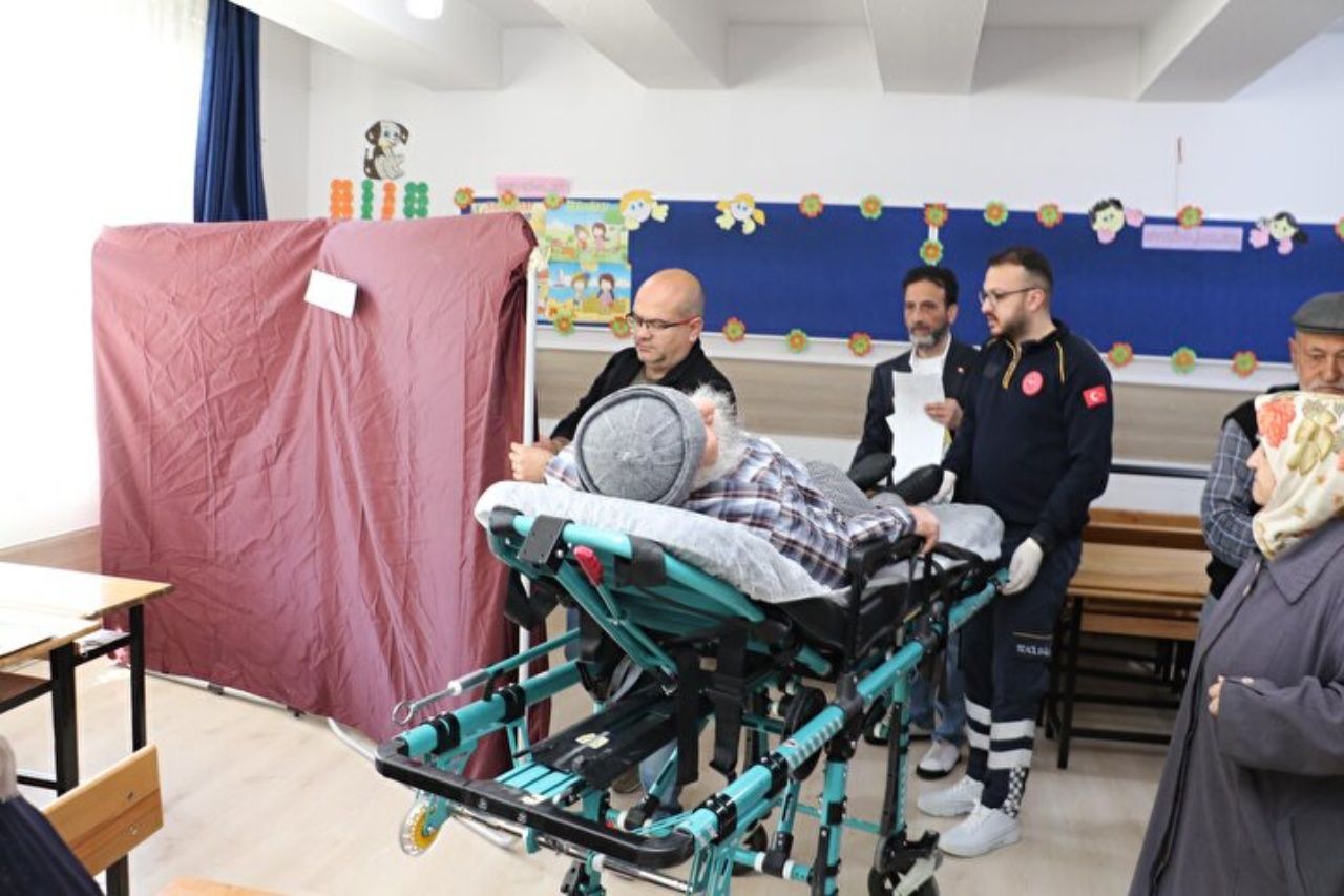 Oy verme işlemi devam ediyor! Hastalar, sedye ile getirildikleri okullarda oyunu kullandılar 9