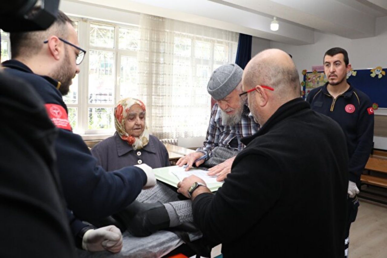 Oy verme işlemi devam ediyor! Hastalar, sedye ile getirildikleri okullarda oyunu kullandılar 8