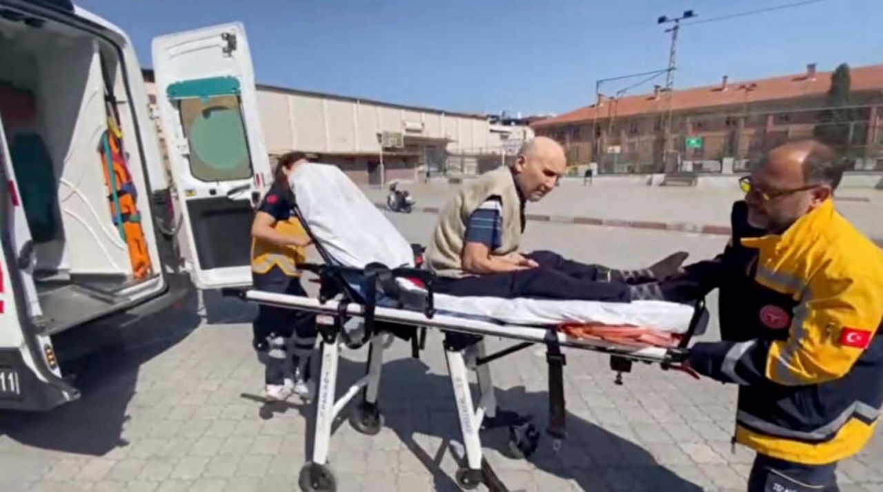 Oy verme işlemi devam ediyor! Hastalar, sedye ile getirildikleri okullarda oyunu kullandılar 7