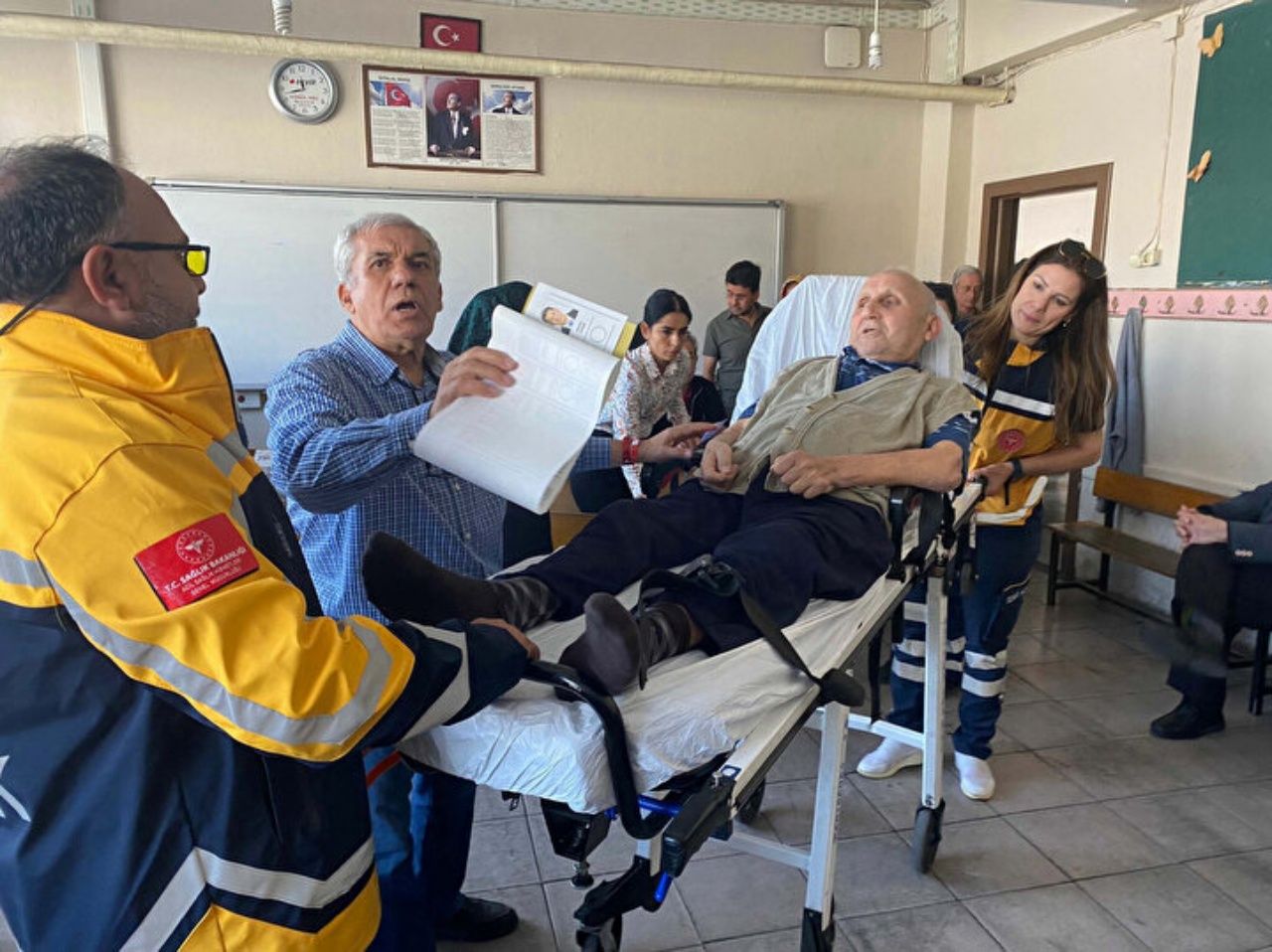 Oy verme işlemi devam ediyor! Hastalar, sedye ile getirildikleri okullarda oyunu kullandılar 6