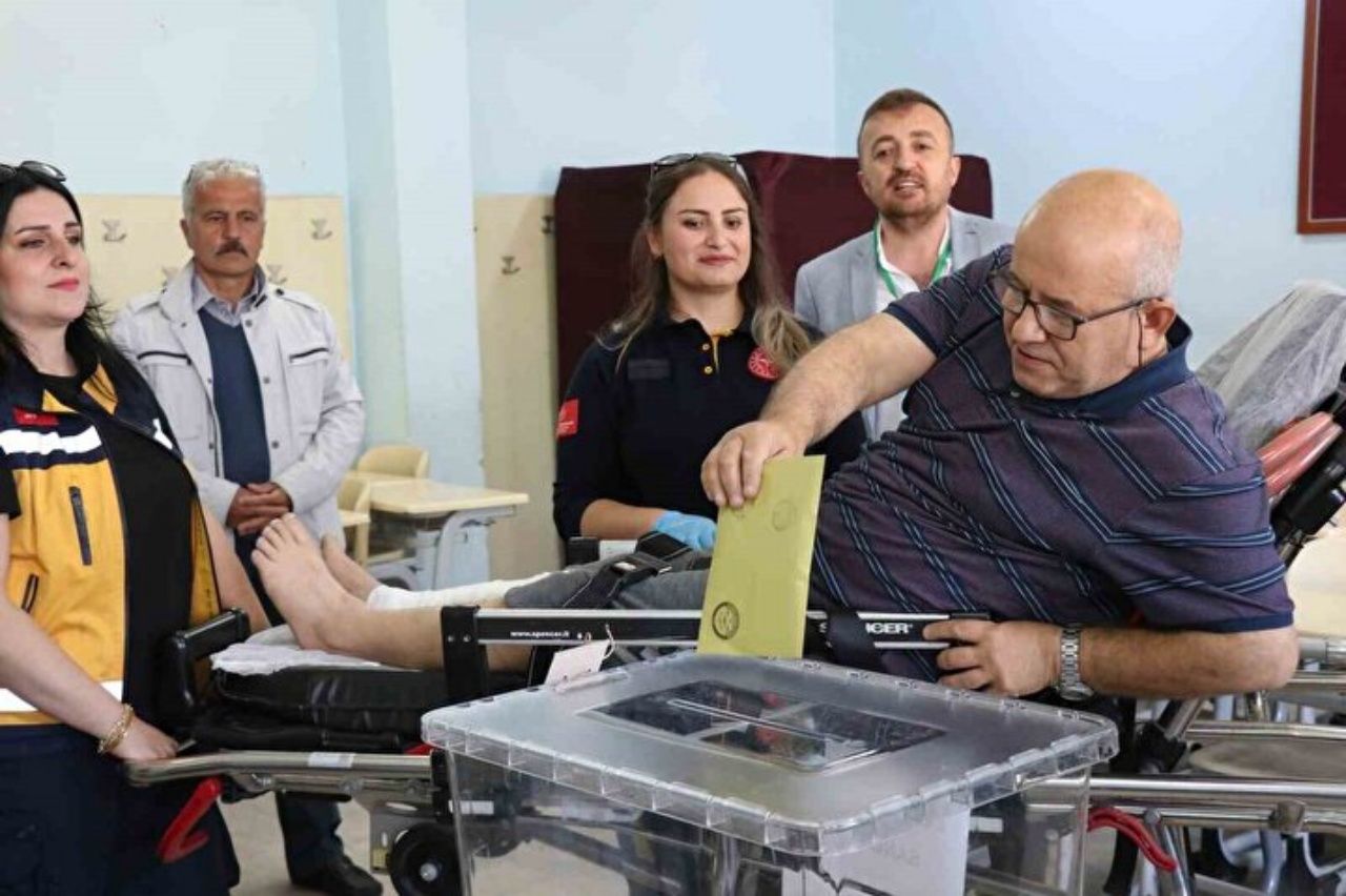 Oy verme işlemi devam ediyor! Hastalar, sedye ile getirildikleri okullarda oyunu kullandılar 5