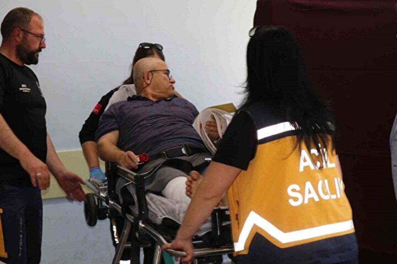 Oy verme işlemi devam ediyor! Hastalar, sedye ile getirildikleri okullarda oyunu kullandılar 4