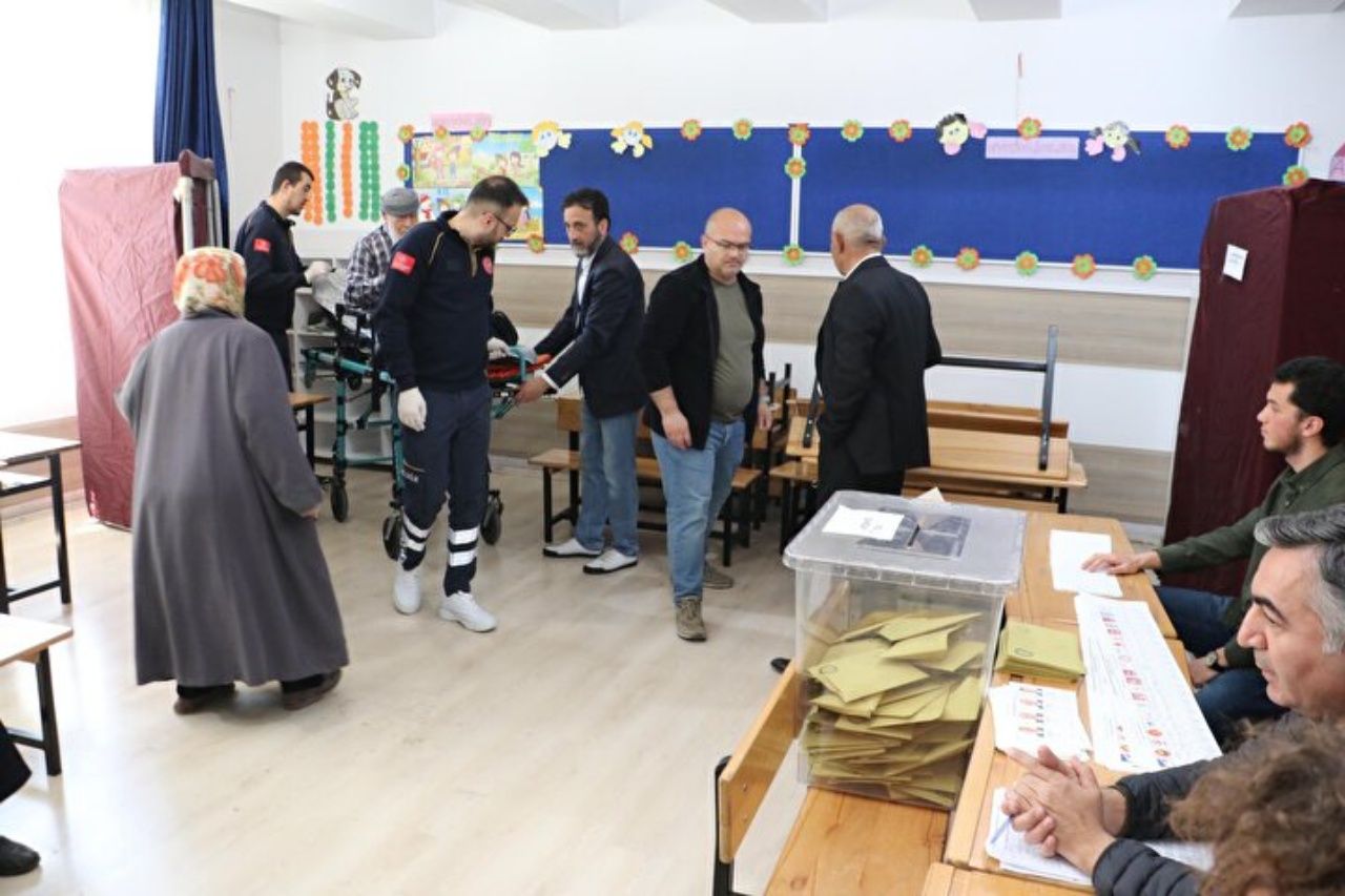 Oy verme işlemi devam ediyor! Hastalar, sedye ile getirildikleri okullarda oyunu kullandılar 2