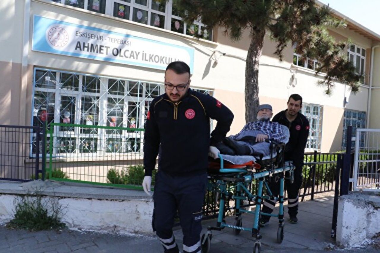 Oy verme işlemi devam ediyor! Hastalar, sedye ile getirildikleri okullarda oyunu kullandılar 1