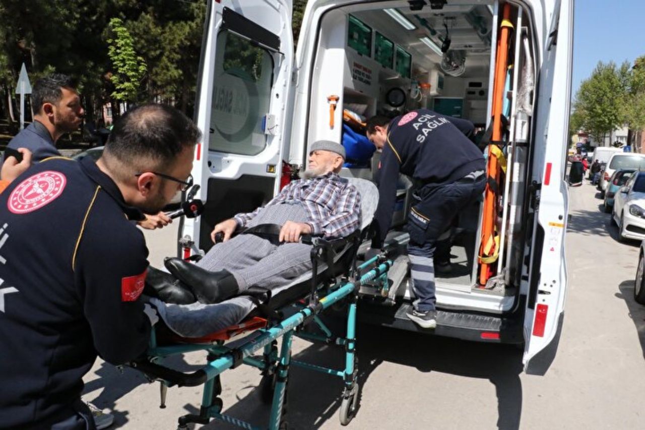 Oy verme işlemi devam ediyor! Hastalar, sedye ile getirildikleri okullarda oyunu kullandılar 15