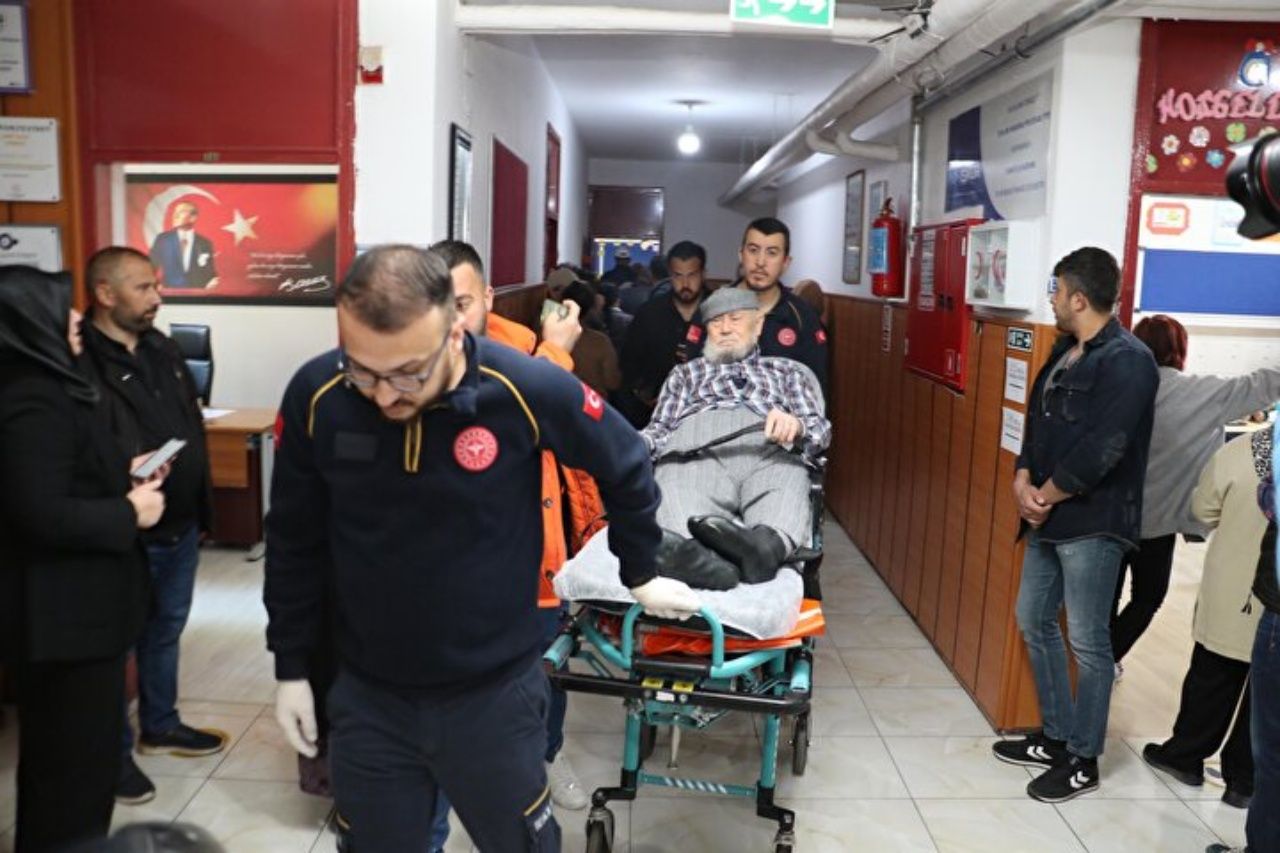 Oy verme işlemi devam ediyor! Hastalar, sedye ile getirildikleri okullarda oyunu kullandılar 14