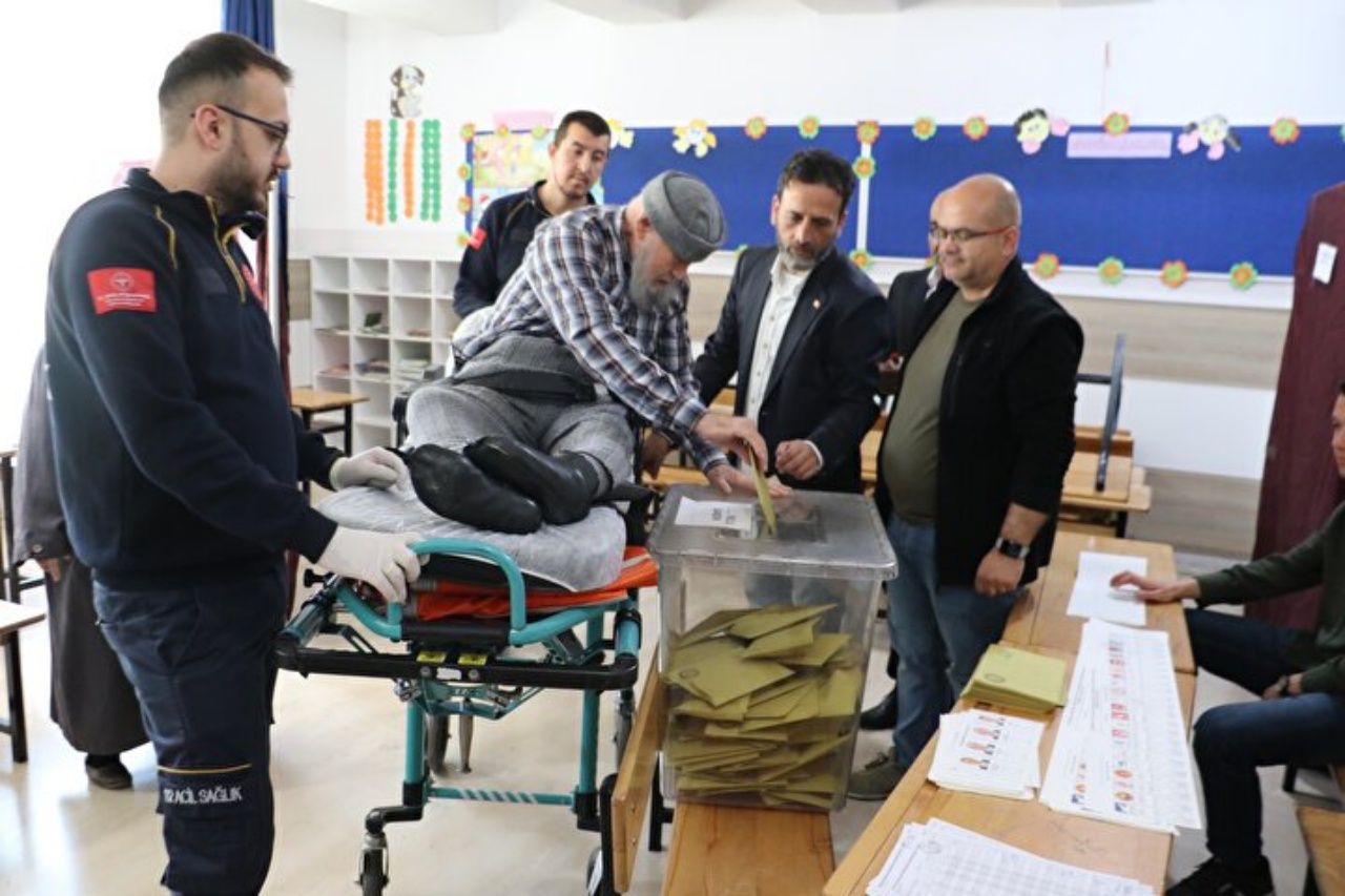 Oy verme işlemi devam ediyor! Hastalar, sedye ile getirildikleri okullarda oyunu kullandılar 12