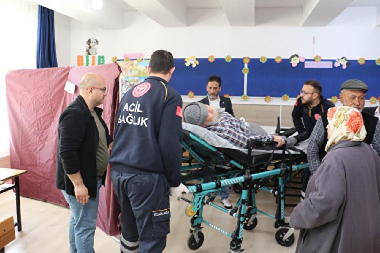 Oy verme işlemi devam ediyor! Hastalar, sedye ile getirildikleri okullarda oyunu kullandılar 10