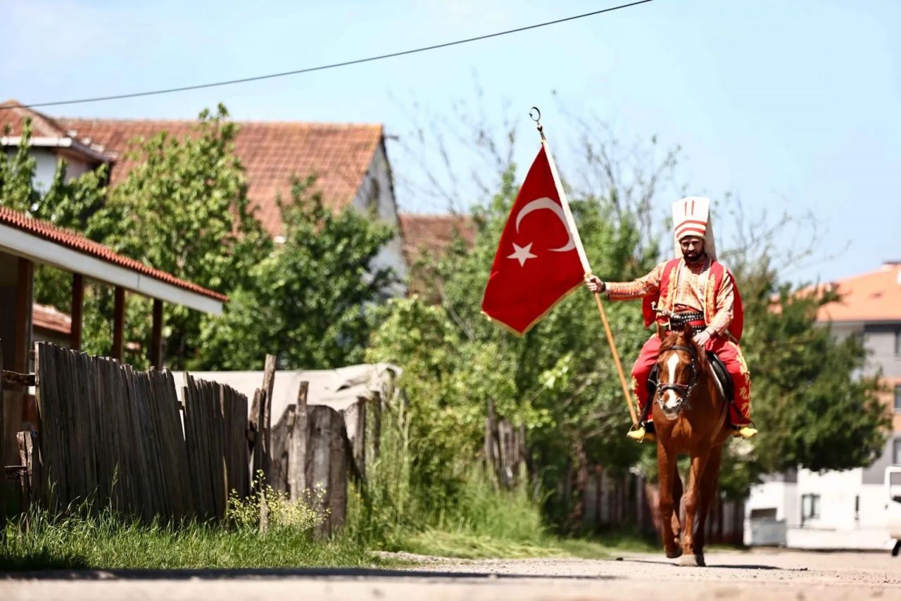 Görenler şaşkına döndü! Oyunu kullanmaya yeniçeri kıyafeti ve atla geldi... 6
