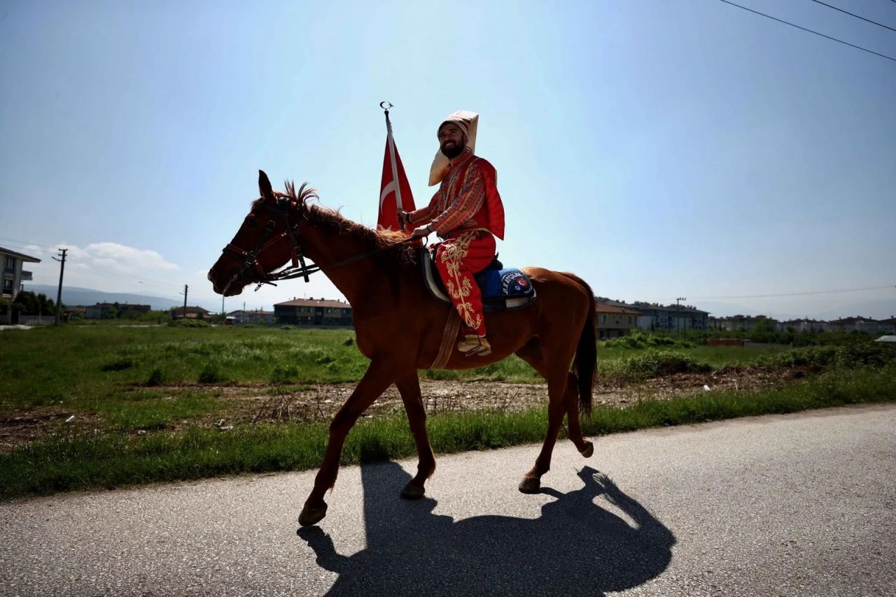 Görenler şaşkına döndü! Oyunu kullanmaya yeniçeri kıyafeti ve atla geldi... 3