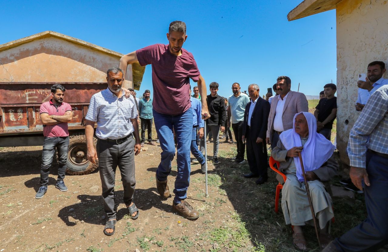 "Dünyanın en uzun adamı" unvanlı Sultan Kösen oyunu kullandı 6