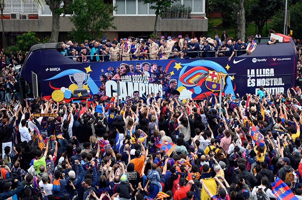 Barcelona'da La Liga şampiyonluğu coşkuyla kutlandı! 10