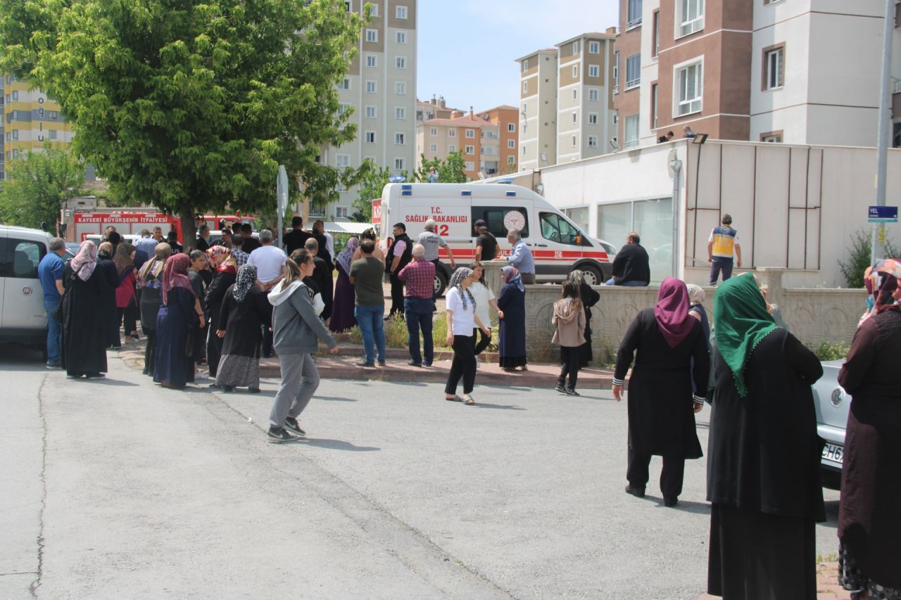 Çocuğunu kurtarmak isterken, kucağındaki diğer çocuğuyla 13. kattan düştü: 3 ölü 3