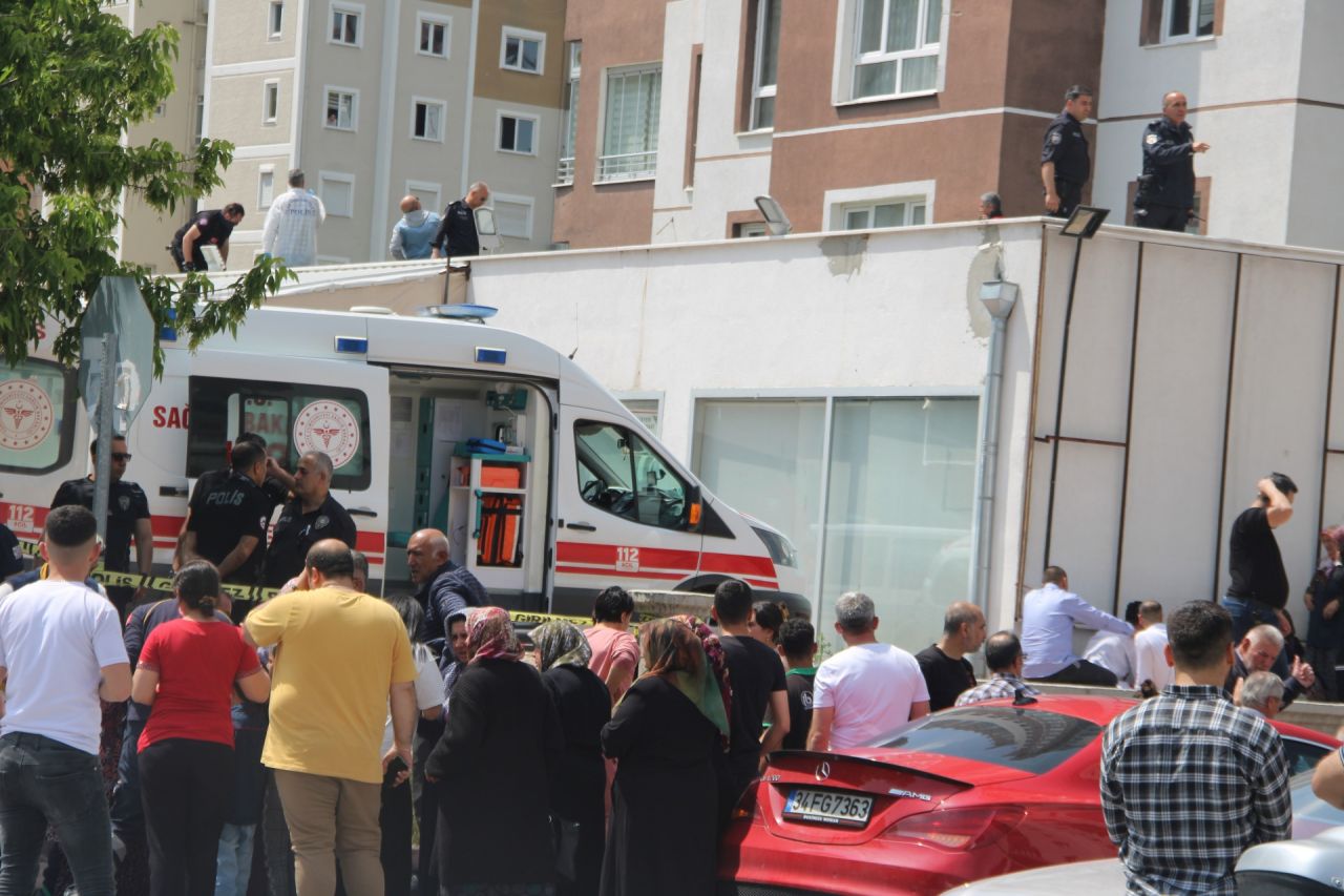 Çocuğunu kurtarmak isterken, kucağındaki diğer çocuğuyla 13. kattan düştü: 3 ölü 2