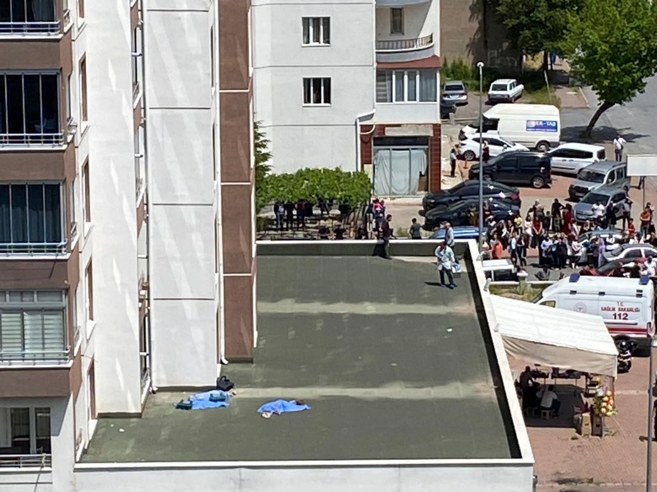 Çocuğunu kurtarmak isterken, kucağındaki diğer çocuğuyla 13. kattan düştü: 3 ölü 1