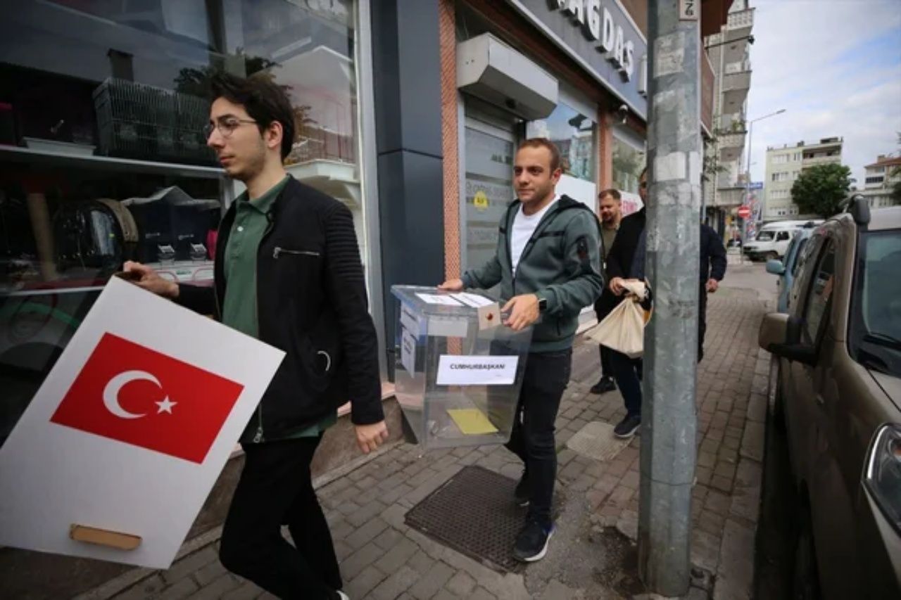 Seyyar sandıklar iş başında! Oy kullanmaya gidemeyen vatandaşların sandık ayağına gitti 4
