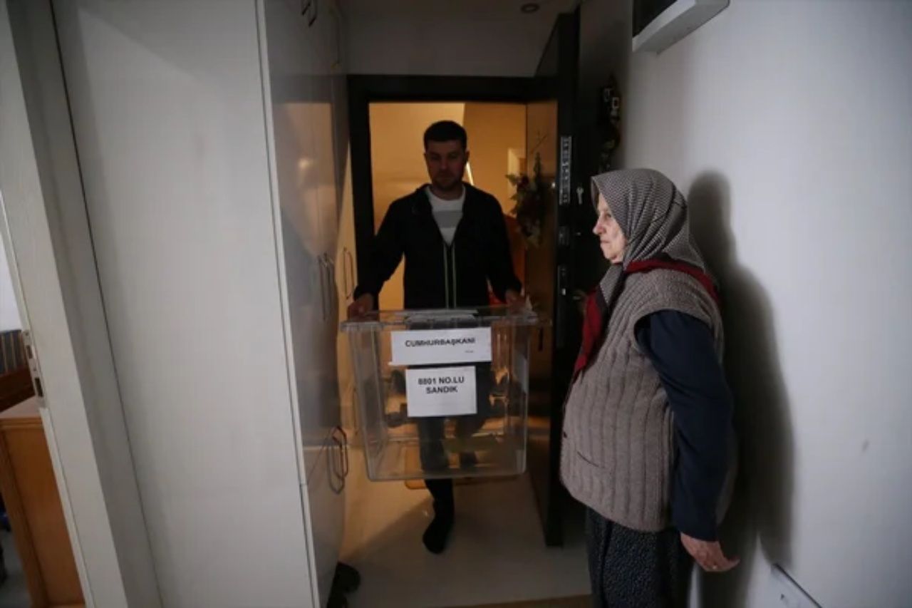 Seyyar sandıklar iş başında! Oy kullanmaya gidemeyen vatandaşların sandık ayağına gitti 3