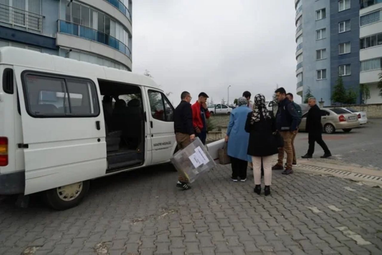 Seyyar sandıklar iş başında! Oy kullanmaya gidemeyen vatandaşların sandık ayağına gitti 2