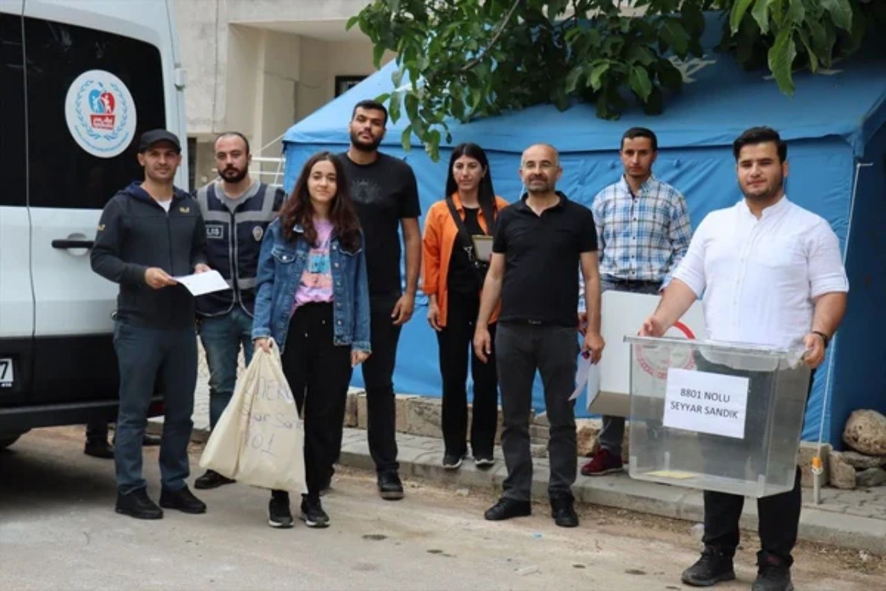 Seyyar sandıklar iş başında! Oy kullanmaya gidemeyen vatandaşların sandık ayağına gitti 1