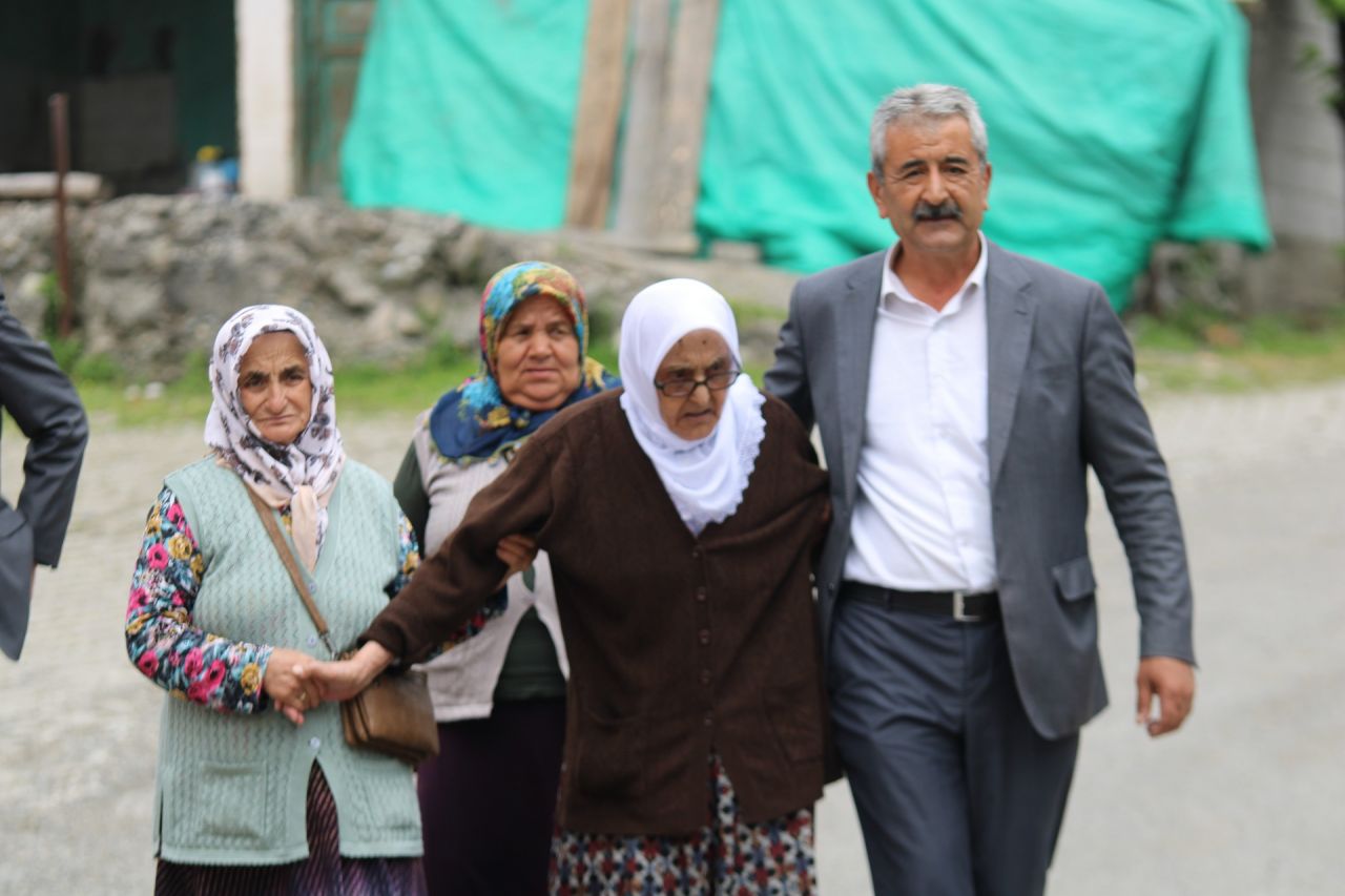 110 yaşındaki Safiye nine oyunu kullandı: Uzun süredir görüşmediği kardeşini sandıkta görünce göz yaşlarına hakim olamadı 1