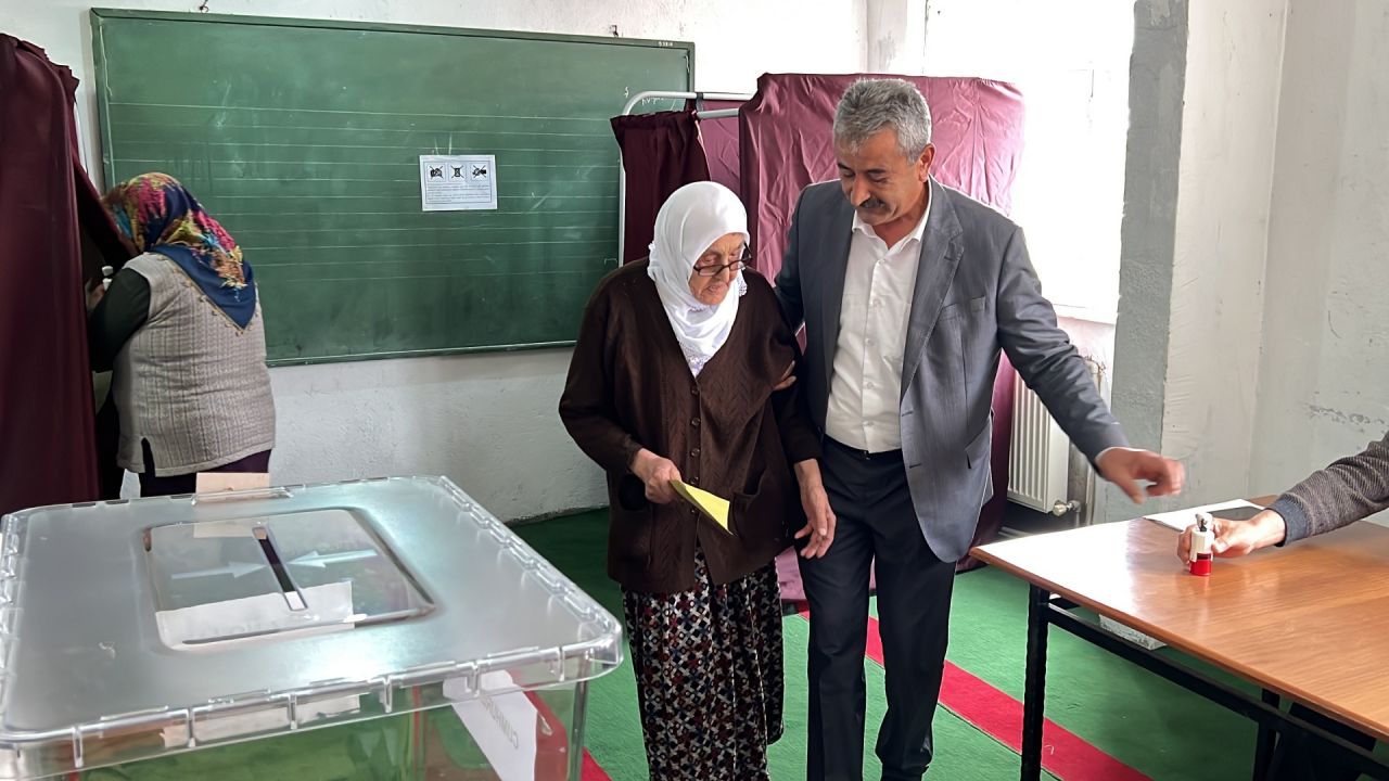 110 yaşındaki Safiye nine oyunu kullandı: Uzun süredir görüşmediği kardeşini sandıkta görünce göz yaşlarına hakim olamadı 6