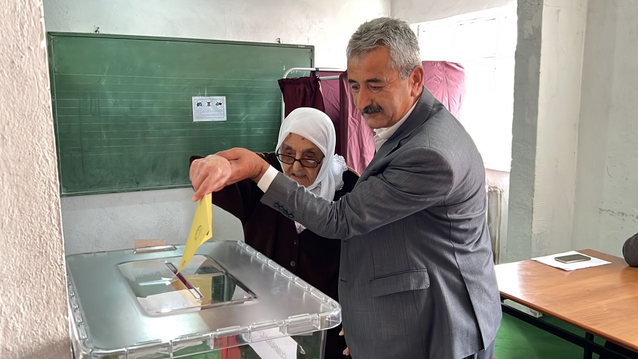 110 yaşındaki Safiye nine oyunu kullandı: Uzun süredir görüşmediği kardeşini sandıkta görünce göz yaşlarına hakim olamadı 4