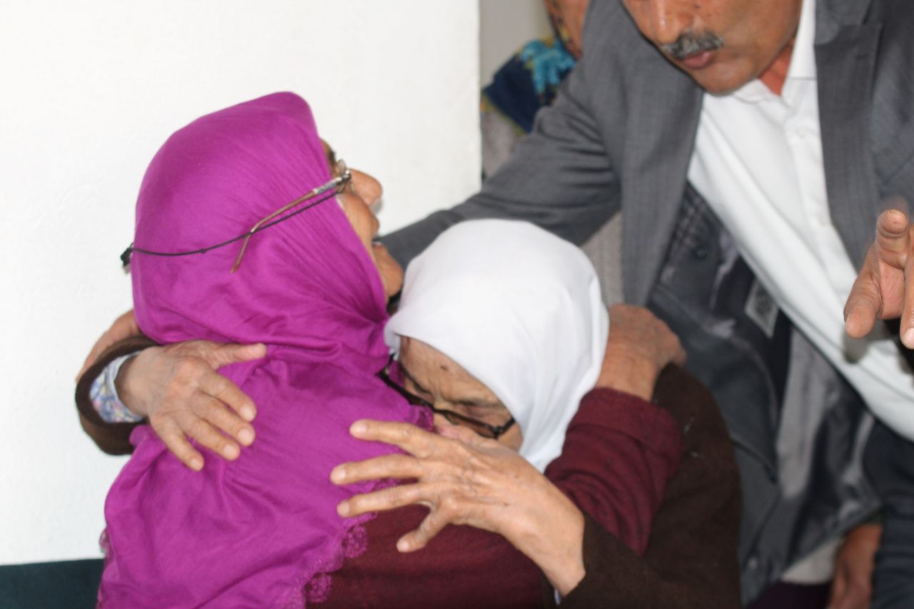 110 yaşındaki Safiye nine oyunu kullandı: Uzun süredir görüşmediği kardeşini sandıkta görünce göz yaşlarına hakim olamadı 3