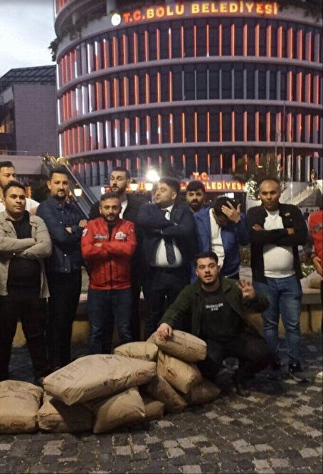 "Erdoğan kazanırsa heykelini dikerim" demişti! AK Parti Bolu Gençlik Kolları'ndan Tanju Özcan'a 10 torba çimento! 4