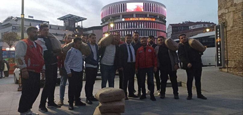"Erdoğan kazanırsa heykelini dikerim" demişti! AK Parti Bolu Gençlik Kolları'ndan Tanju Özcan'a 10 torba çimento! 3