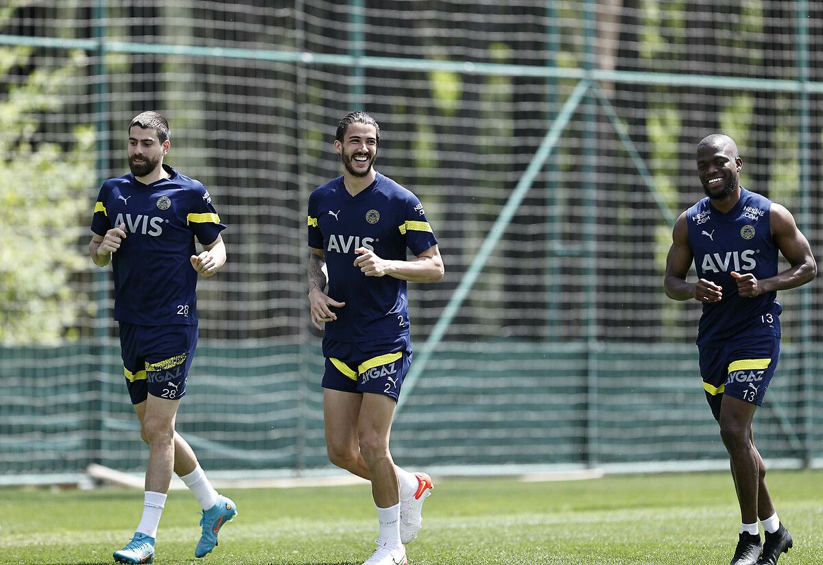 Fenerbahçe'de sevindiren ayrılık! Sosyal medyadan açıklandı 13