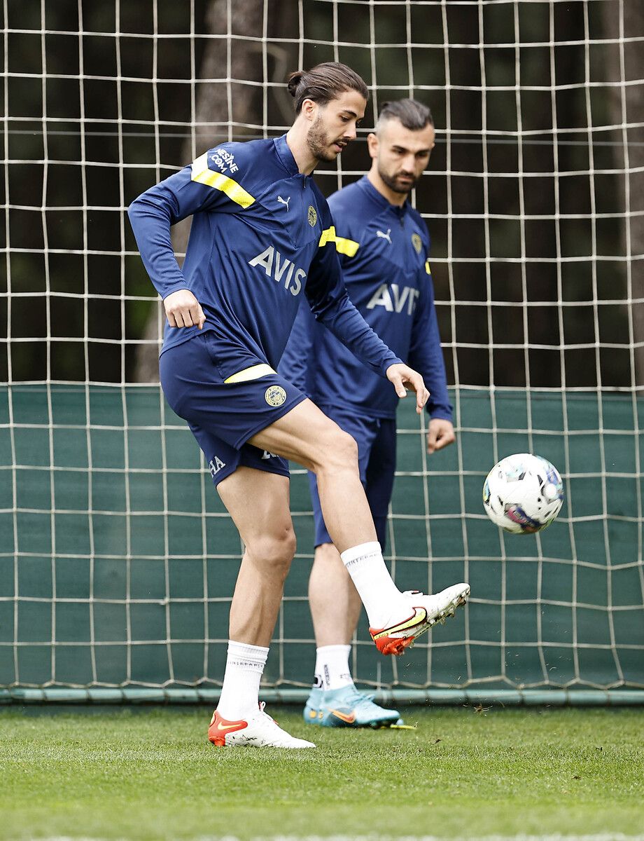 Fenerbahçe'de sevindiren ayrılık! Sosyal medyadan açıklandı 15