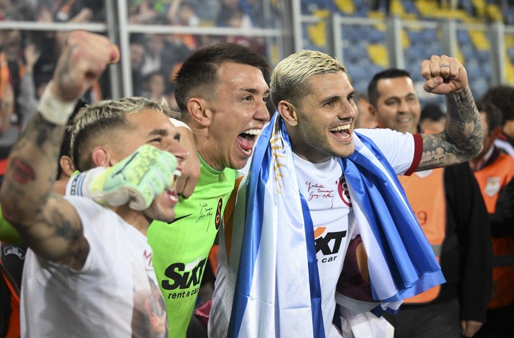 Ankara sarı-kırmızı! İşte Galatasaraylı futbolcuların şampiyonluk sevinci... 1