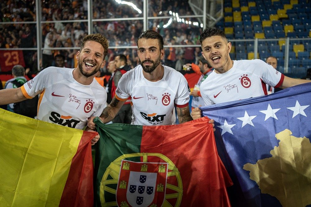 Ankara sarı-kırmızı! İşte Galatasaraylı futbolcuların şampiyonluk sevinci... 12