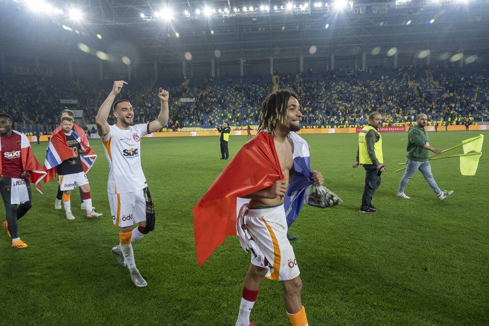 Ankara sarı-kırmızı! İşte Galatasaraylı futbolcuların şampiyonluk sevinci... 16