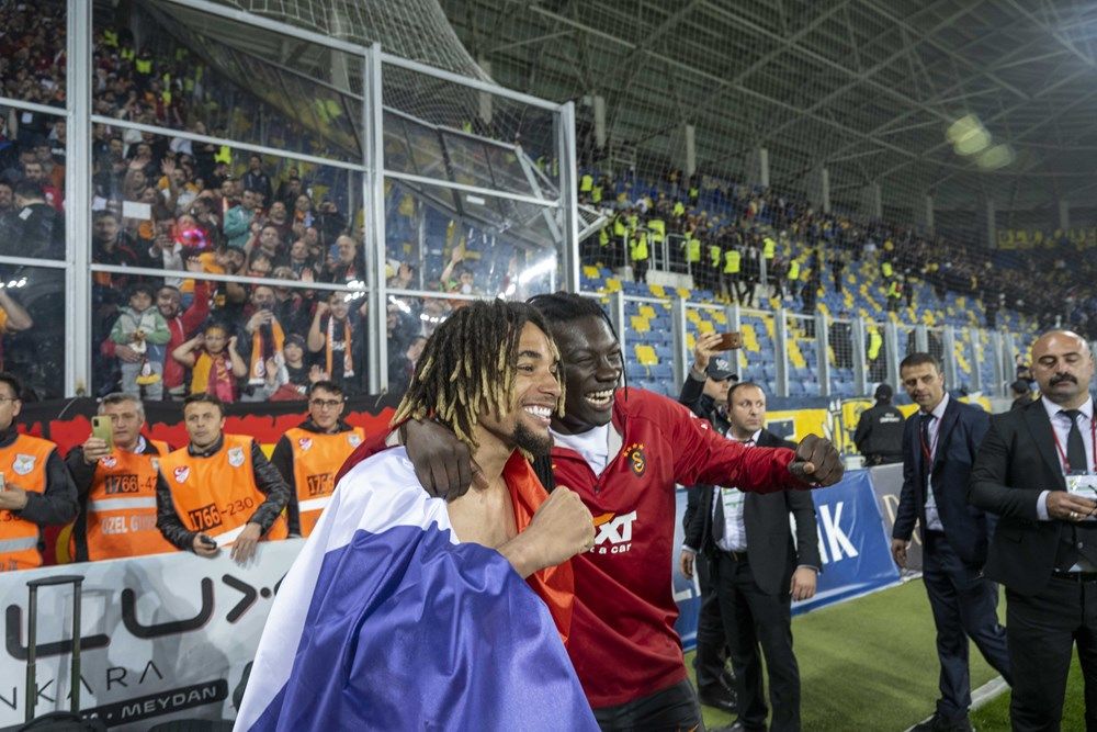 Ankara sarı-kırmızı! İşte Galatasaraylı futbolcuların şampiyonluk sevinci... 18