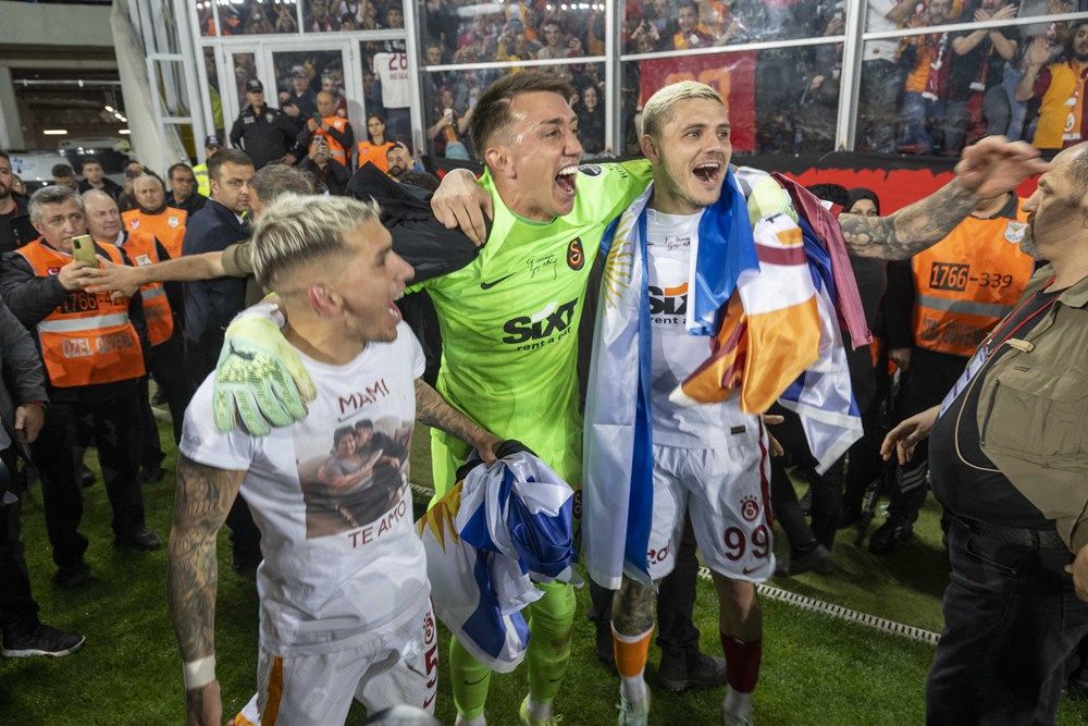 Ankara sarı-kırmızı! İşte Galatasaraylı futbolcuların şampiyonluk sevinci... 21