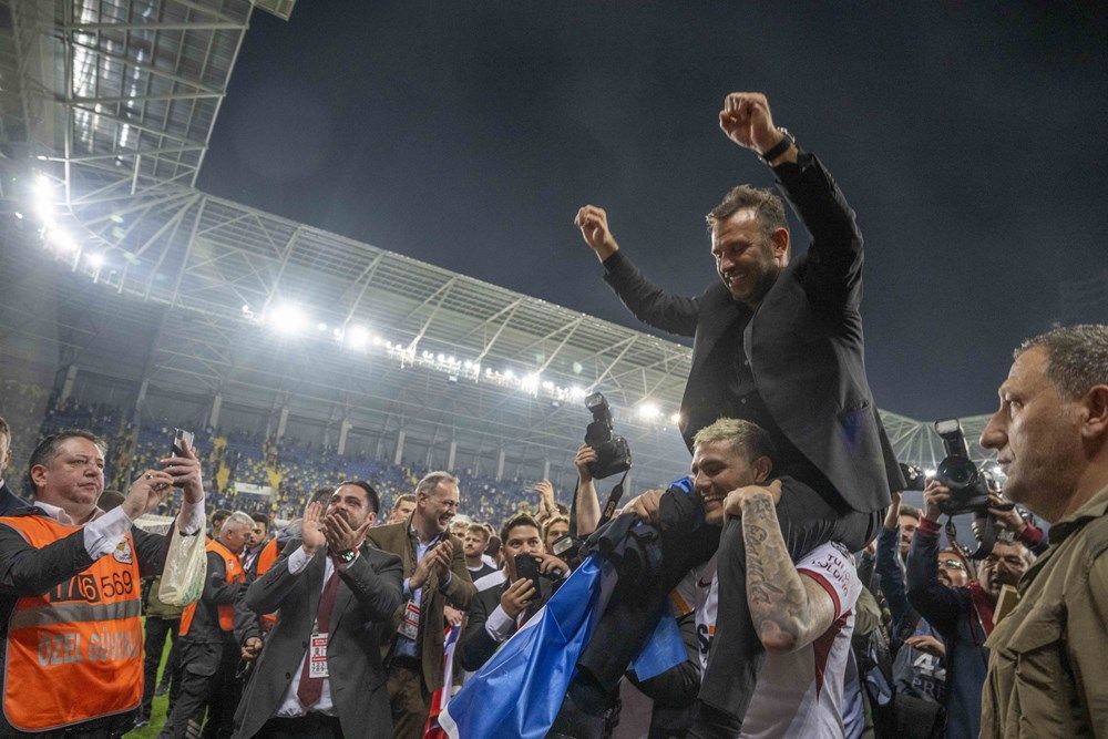 Ankara sarı-kırmızı! İşte Galatasaraylı futbolcuların şampiyonluk sevinci... 23