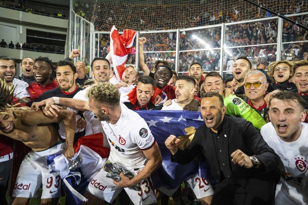 Ankara sarı-kırmızı! İşte Galatasaraylı futbolcuların şampiyonluk sevinci... 24