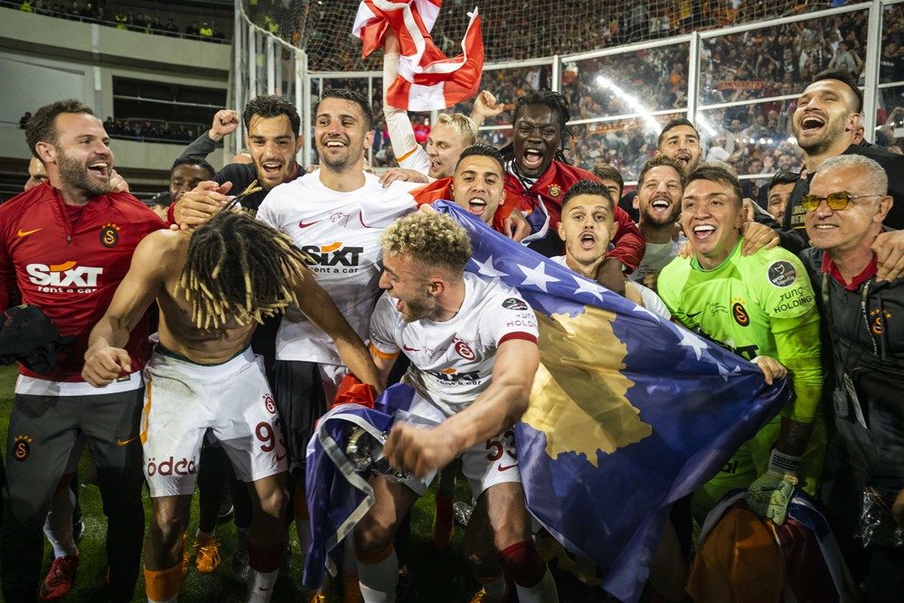 Ankara sarı-kırmızı! İşte Galatasaraylı futbolcuların şampiyonluk sevinci... 25