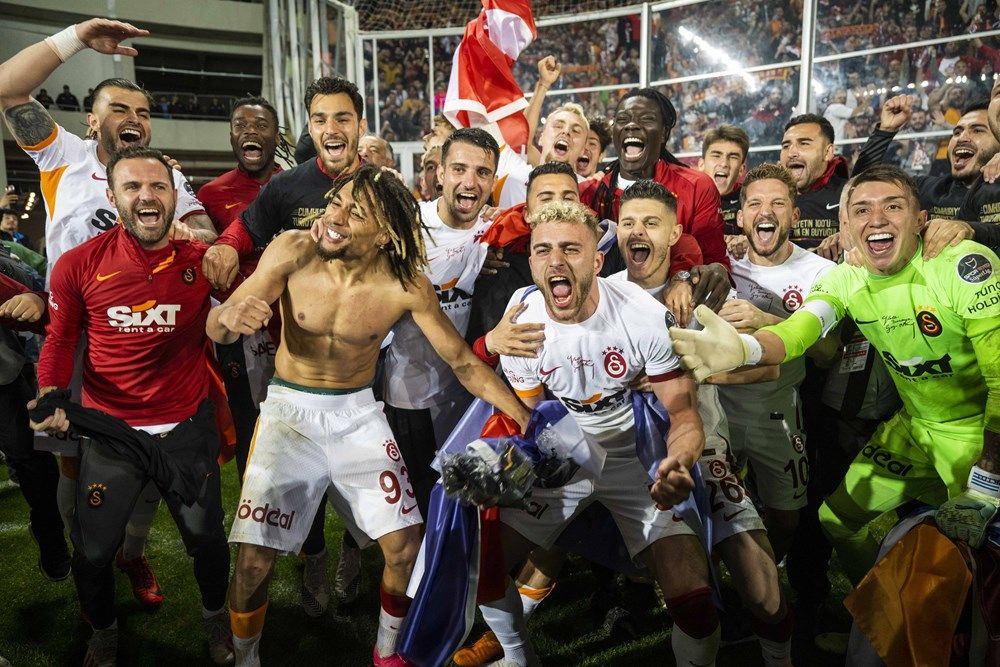Ankara sarı-kırmızı! İşte Galatasaraylı futbolcuların şampiyonluk sevinci... 26