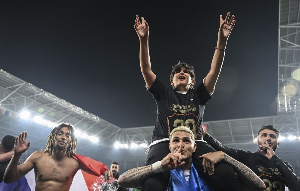 Ankara sarı-kırmızı! İşte Galatasaraylı futbolcuların şampiyonluk sevinci... 7