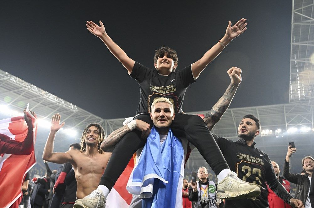 Ankara sarı-kırmızı! İşte Galatasaraylı futbolcuların şampiyonluk sevinci... 9