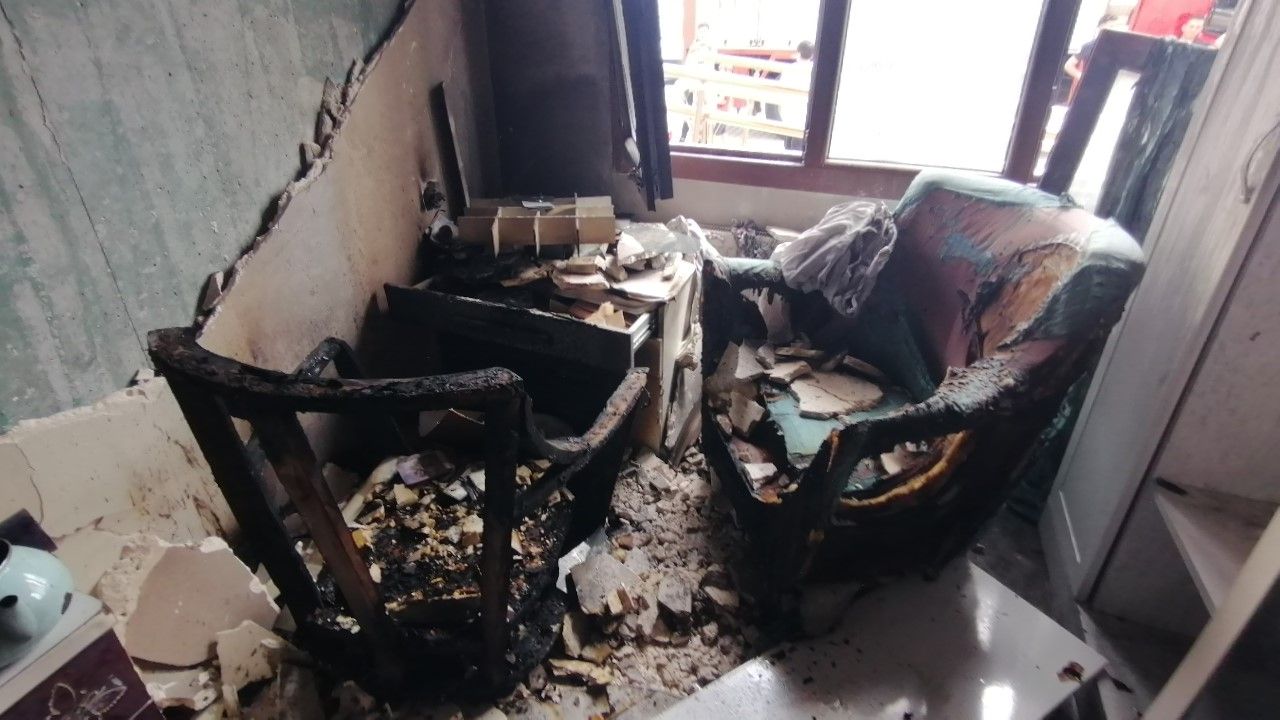 Şarjda bırakılan telefon bomba gibi patladı! Apartman yok oluyordu... 8