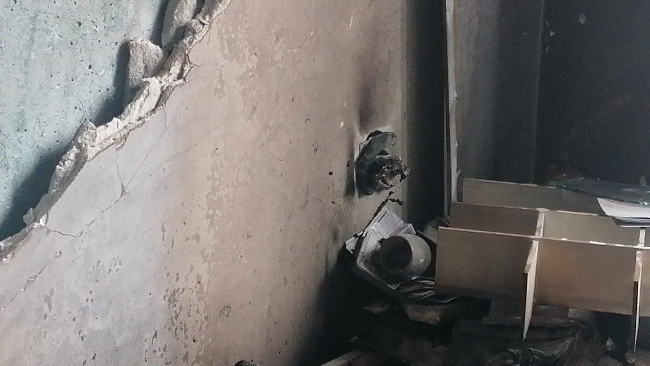 Şarjda bırakılan telefon bomba gibi patladı! Apartman yok oluyordu... 7