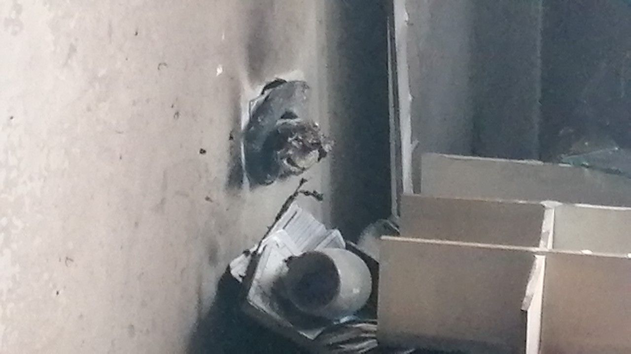 Şarjda bırakılan telefon bomba gibi patladı! Apartman yok oluyordu... 6