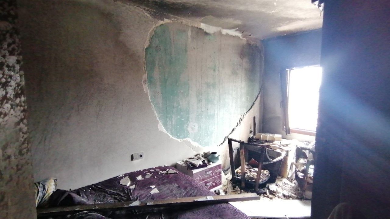 Şarjda bırakılan telefon bomba gibi patladı! Apartman yok oluyordu... 3